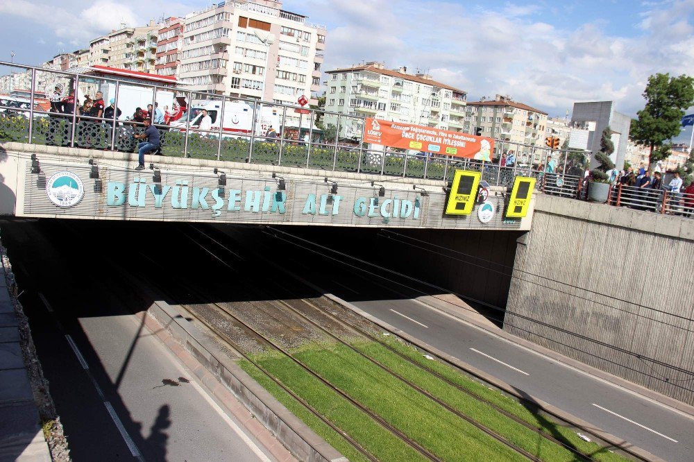 İntihar İçin Üst Geçide Çıkan Şahsı Polis İkna Etti