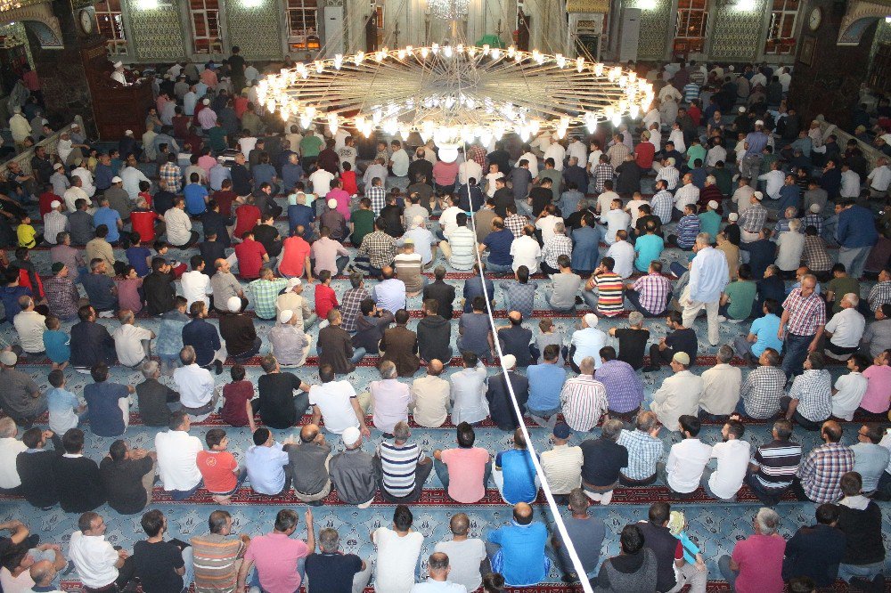 Elazığ’da Kadir Gecesi’nde Camiler Doldu Taştı