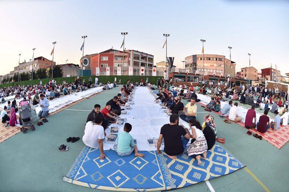 Kadir Gecesi’nde Beyoğlu’nda 5 Bin Kişilik İftar