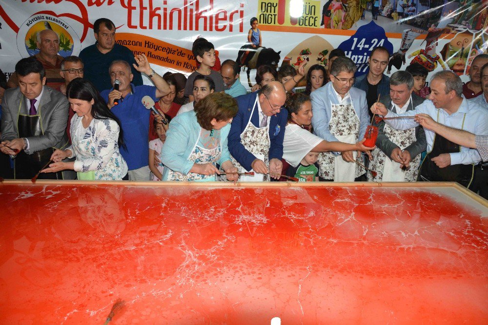 15 Temmuz Şehitleri Anısına “Ebru” İle Dev Türk Bayrağı