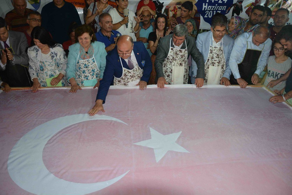 15 Temmuz Şehitleri Anısına “Ebru” İle Dev Türk Bayrağı