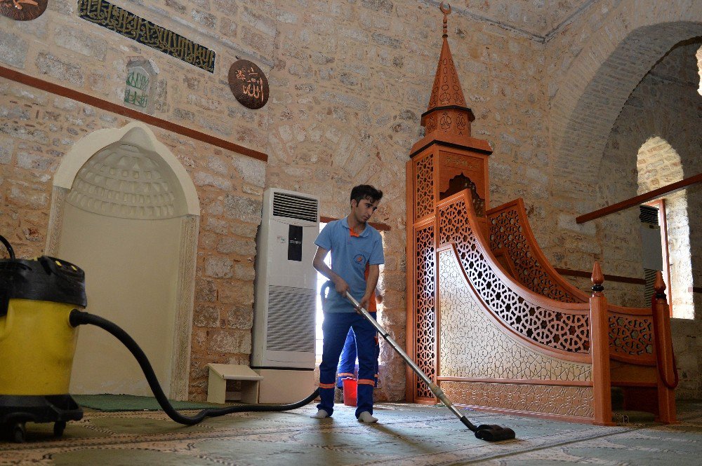 Yivli Minare Cami Bayrama Hazır