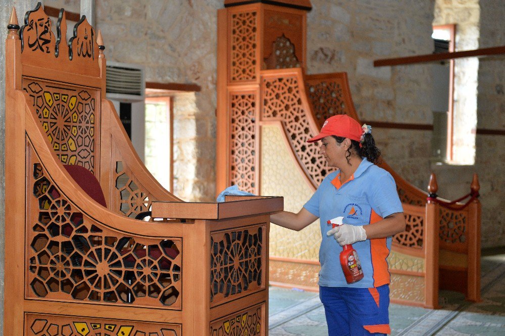 Yivli Minare Cami Bayrama Hazır