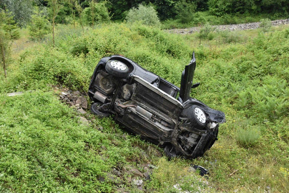 Sinop’ta Otomobil Şarampole Yuvarlandı: 2 Yaralı