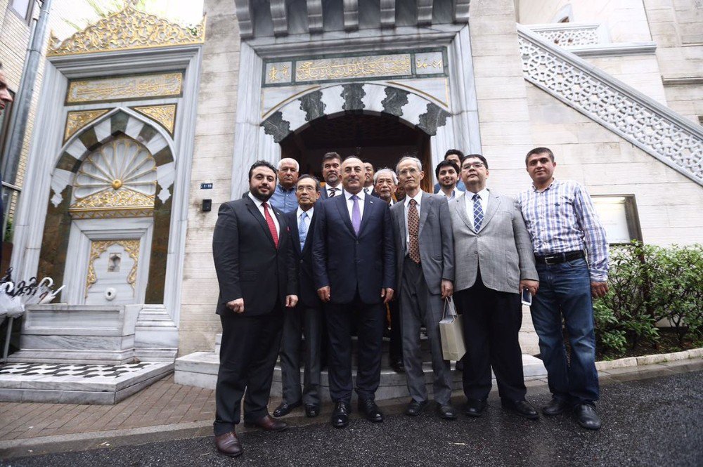 Bakan Çavuşoğlu, Tokyo Camii’ni Ziyaret Etti