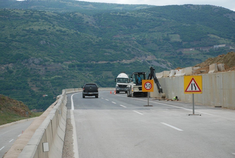 Tokat’ta Heyelan Tehlikesiyle Kapanan Yol Ulaşıma Açıldı