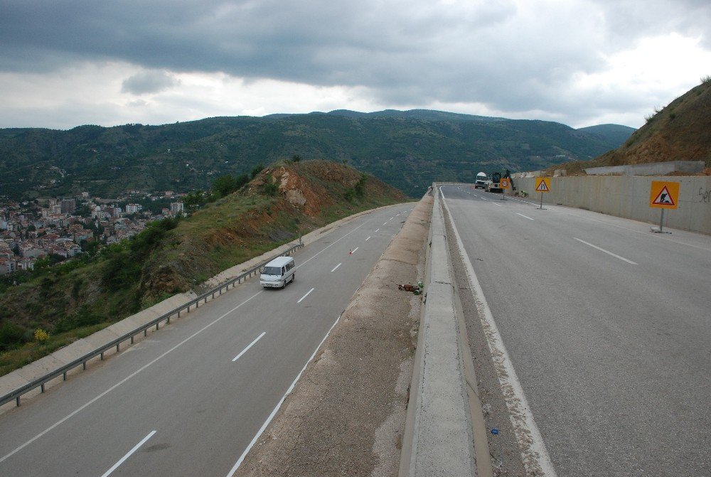 Tokat’ta Heyelan Tehlikesiyle Kapanan Yol Ulaşıma Açıldı