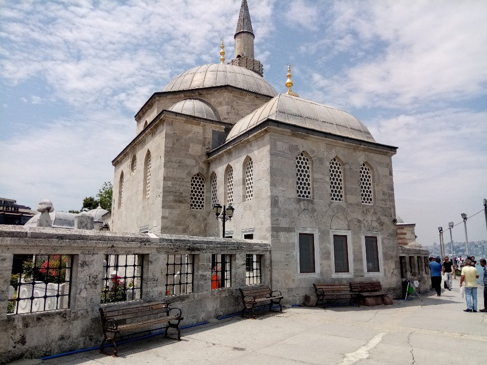 Şemsi Paşa Cami’nde Yol Yapım Çalışmaları Nedeniyle Hasar Oluştu