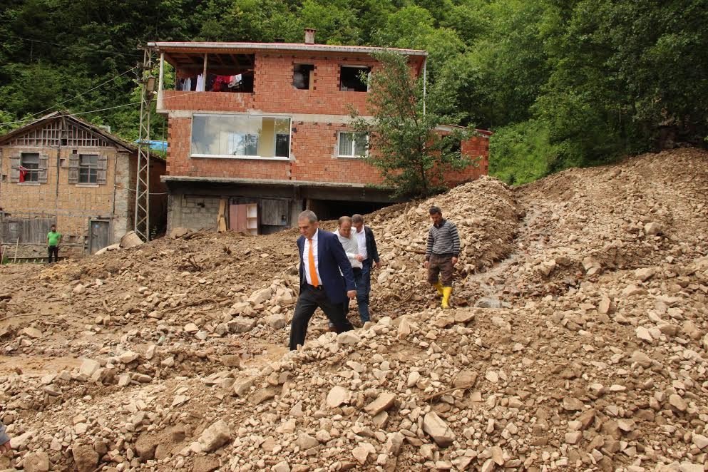 Yomra’da Yoğun Yağmur Yağışı Nedeniyle 6 Mahalle Yolu Ulaşıma Kapandı.