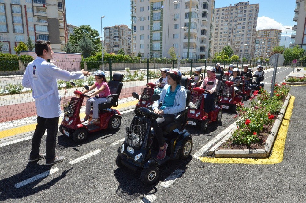 Kur’an Kursu Öğrencilerine Trafik Eğitimi