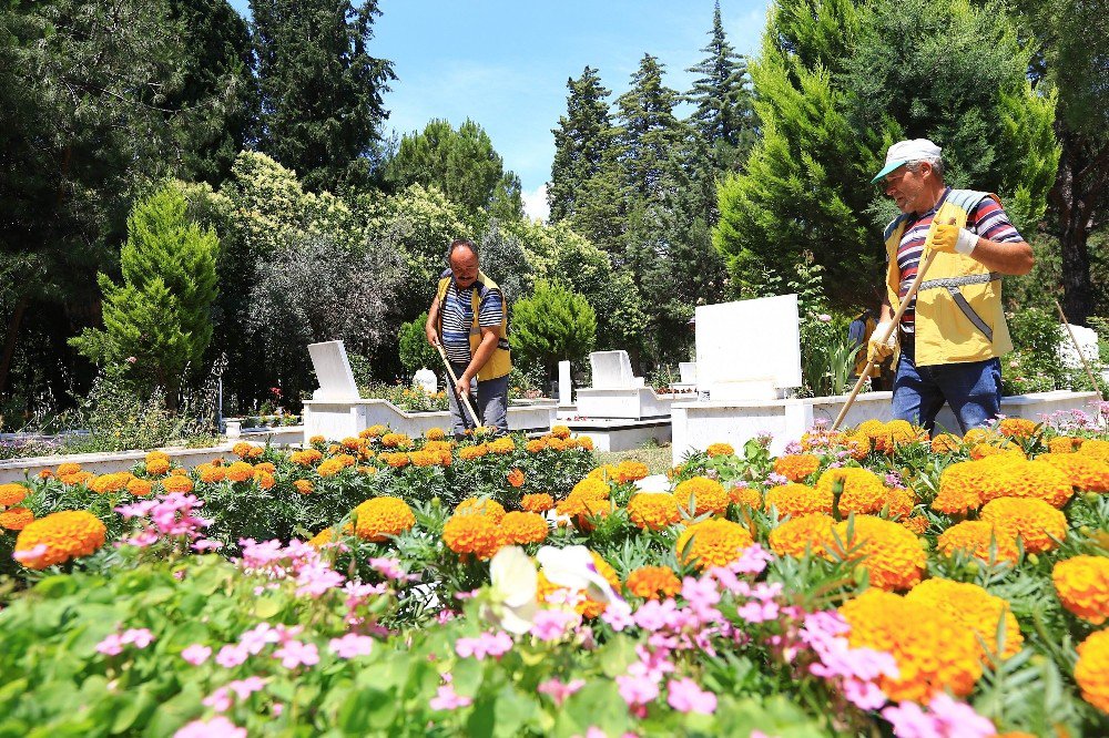 Denizli’de Bayram Öncesi Mezarlıklar Temizlendi