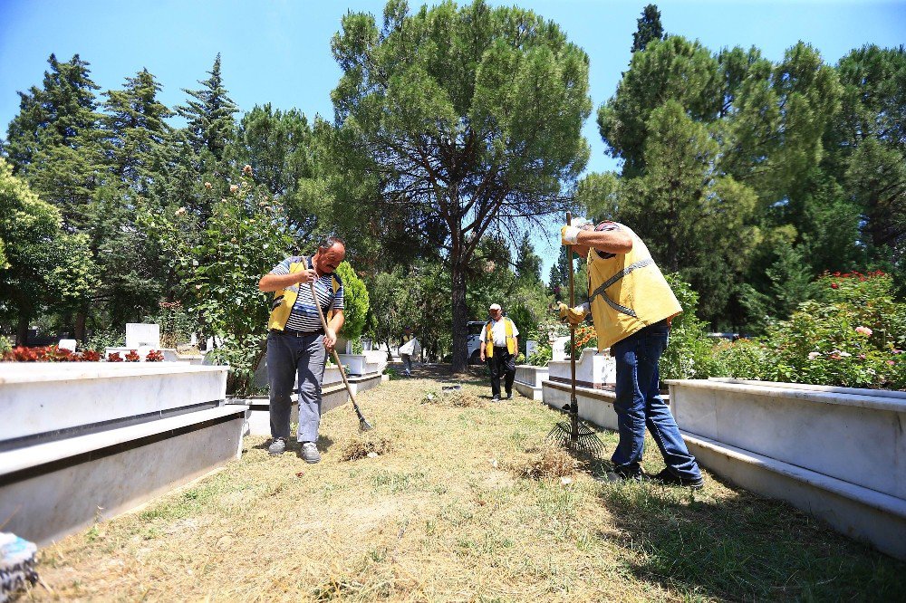 Denizli’de Bayram Öncesi Mezarlıklar Temizlendi