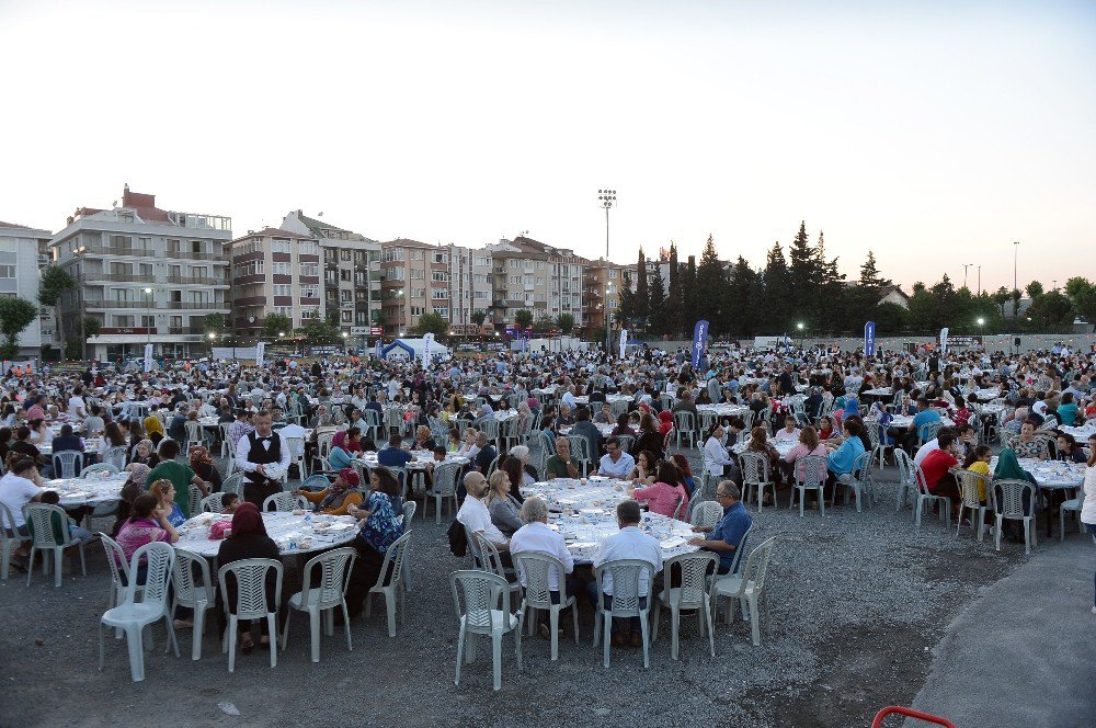 Binlerce Avcılarlı, Geleneksel İftar Yemeğinde Bir Araya Geldi