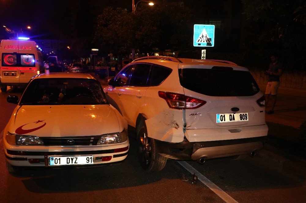 Hız Sınırın Üstünde Giden Otomobil Durabilmek İçin Park Halindeki Araca Çarptı: 1 Yaralı