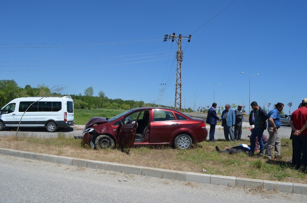 Adilcevaz’da İki Otomobil Kafa Kafaya Çarpıştı: 2 Yaralı