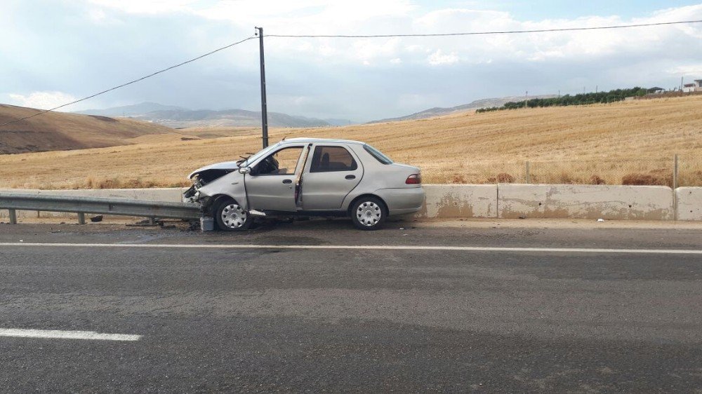 Bariyerlere Çarpan Otomobil Hurdaya Döndü: 1 Yaralı