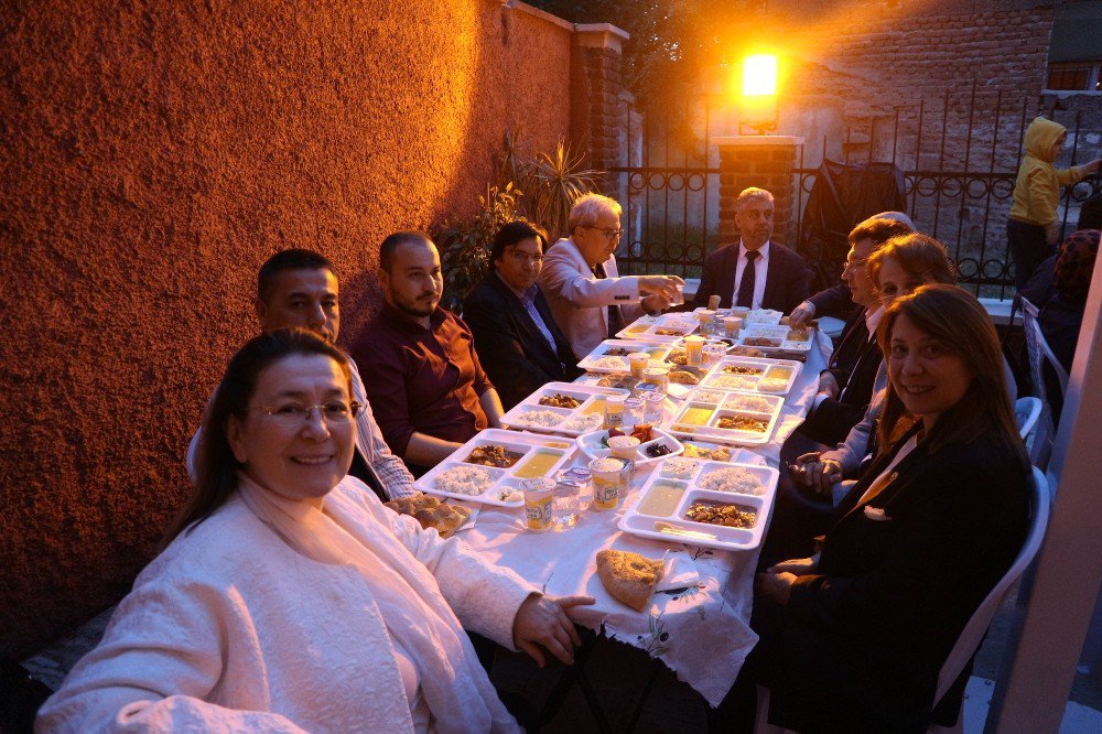 Akşam Türk Ocağı’nda İftar, Gece Polislerle Sahur