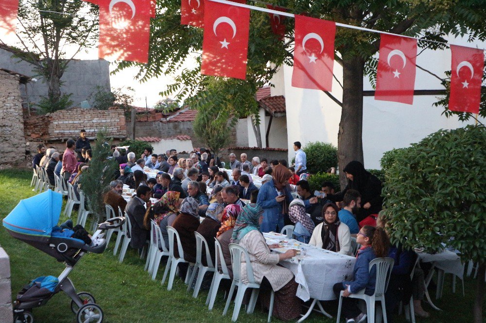 Akşam Türk Ocağı’nda İftar, Gece Polislerle Sahur