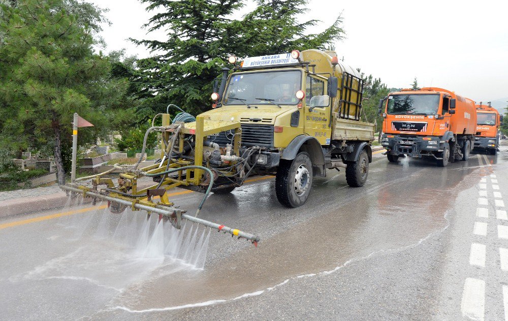 Büyükşehirden Mezarlıklarda Bayram Temizliği