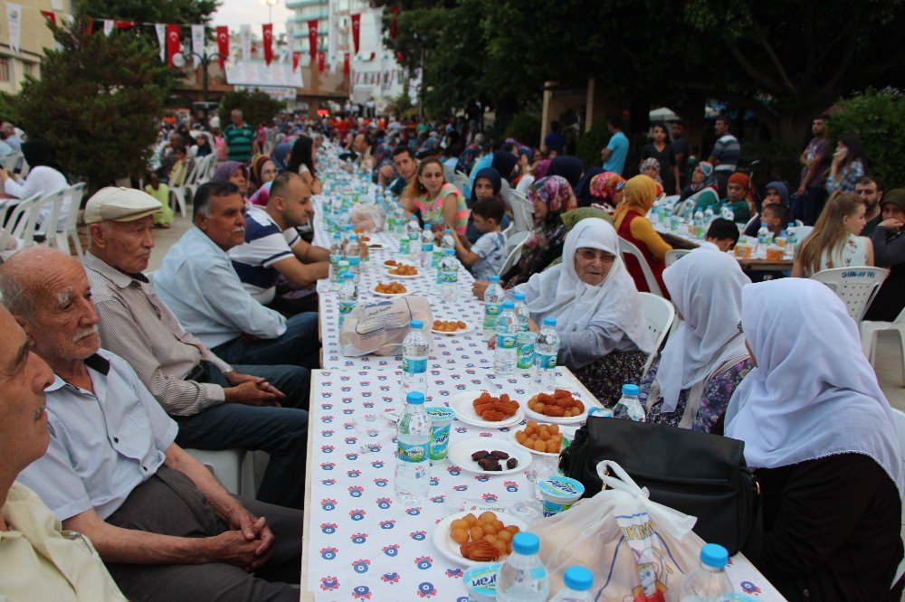 Kumluca’da 10 Bin Kişilik İftar Sofrası Kuruldu