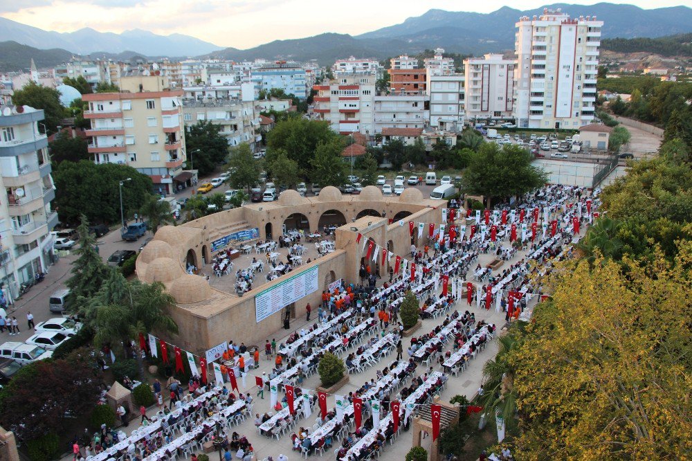 Kumluca’da 10 Bin Kişilik İftar Sofrası Kuruldu