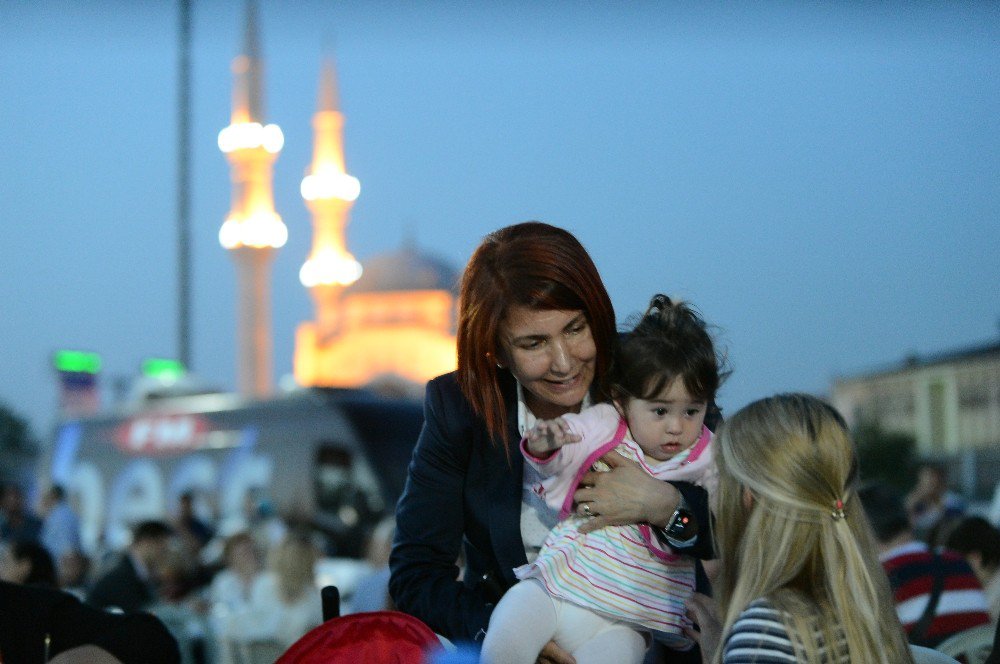 Binlerce Avcılarlı, Geleneksel İftar Yemeğinde Bir Araya Geldi