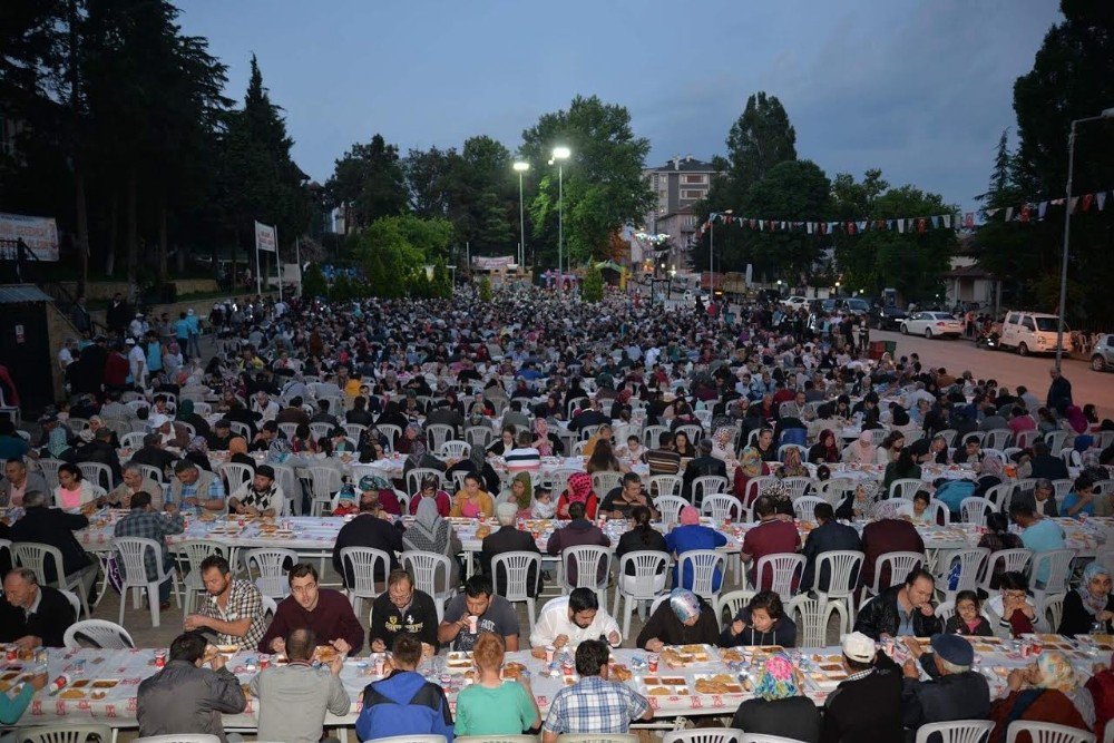 Cumhuriyet Mahallesi’nde Binlerce Kişi Hep Birlikte Oruç Açtı