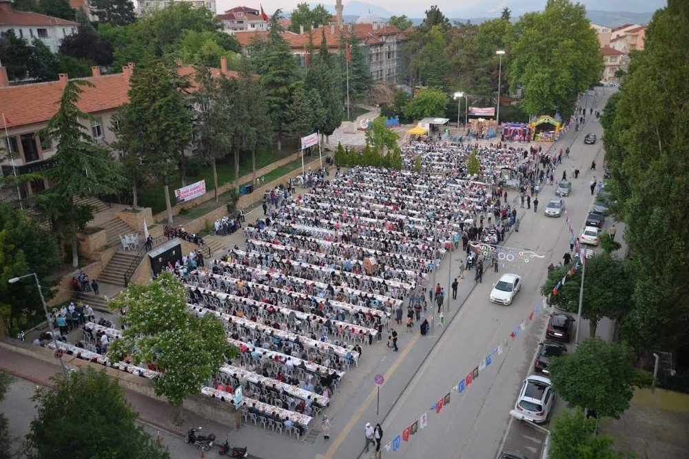 Cumhuriyet Mahallesi’nde Binlerce Kişi Hep Birlikte Oruç Açtı