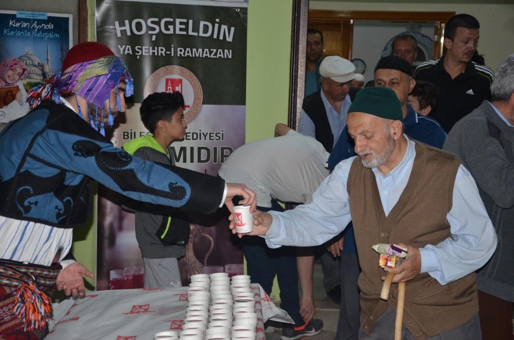 Kadir Gecesi’nde Vatandaşlara Osmanlı Şerbeti İkramı Yapıldı