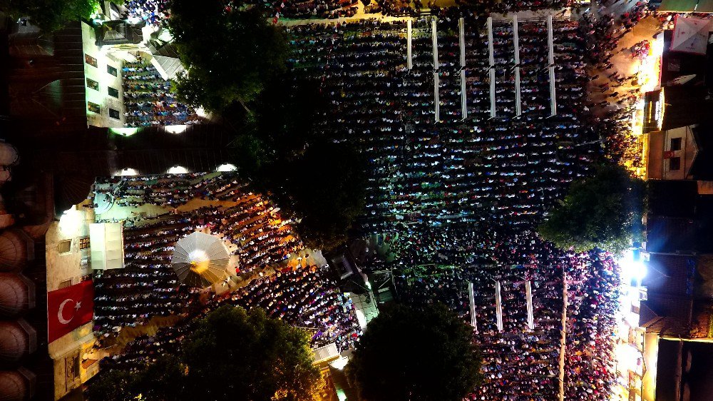 Eyüp Sultan’daki Kadir Gecesi Coşkusu Havadan Görüntülendi