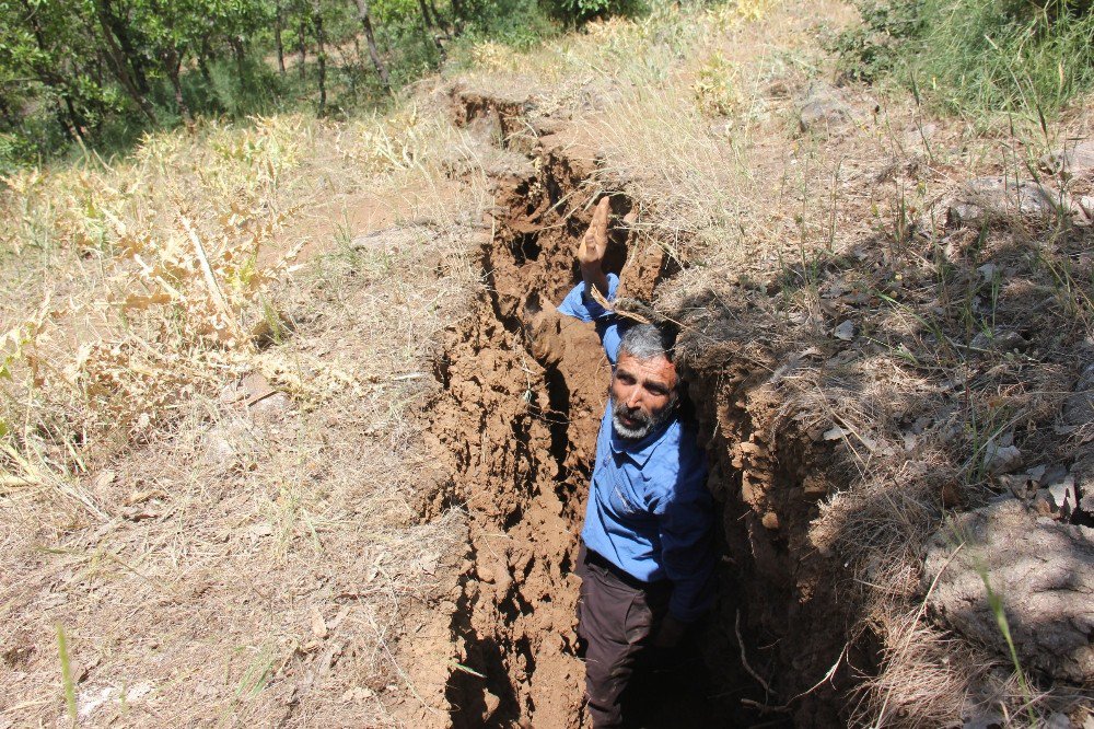 Bingöl’de İnsan Boyunda Esrarengiz Yarıklar