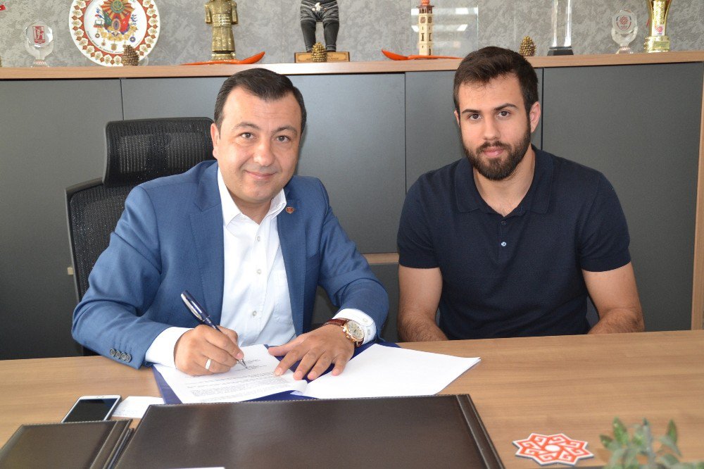 Karesispor’da İmzalar Atıldı