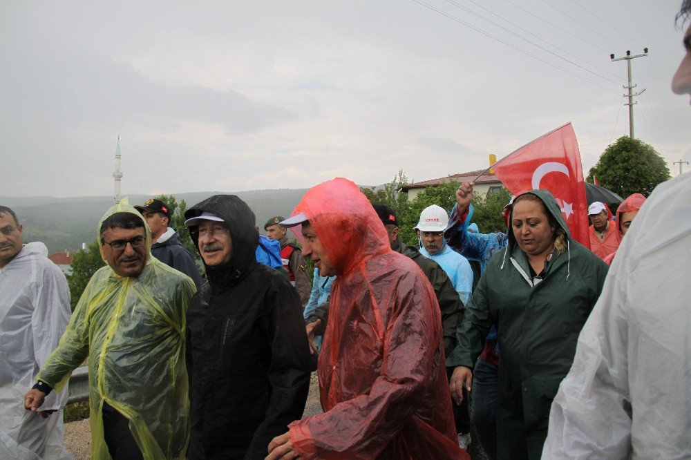 Kılıçdaroğlu Sağanak Yağmura Yakalandı