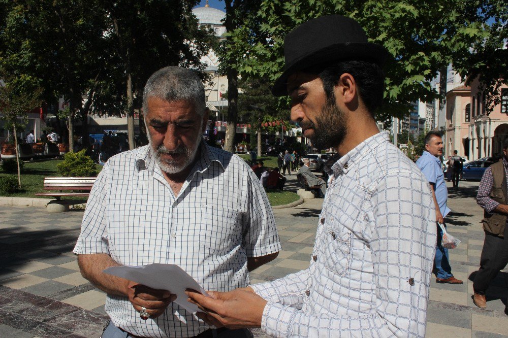 Kayıp Babasını Sokak Sokak Gezerek Arıyor