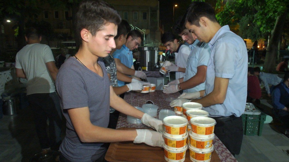 Medine Sofraları Her Gece Yüzlerce Kişiyi Ağırlıyor