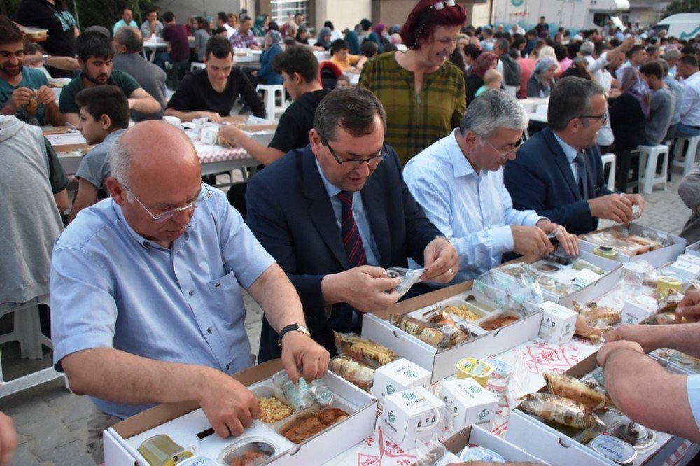 2 Bin Süleymanpaşalı Oruçlarını Birlikte Açmanın Mutluluğunu Yaşadı