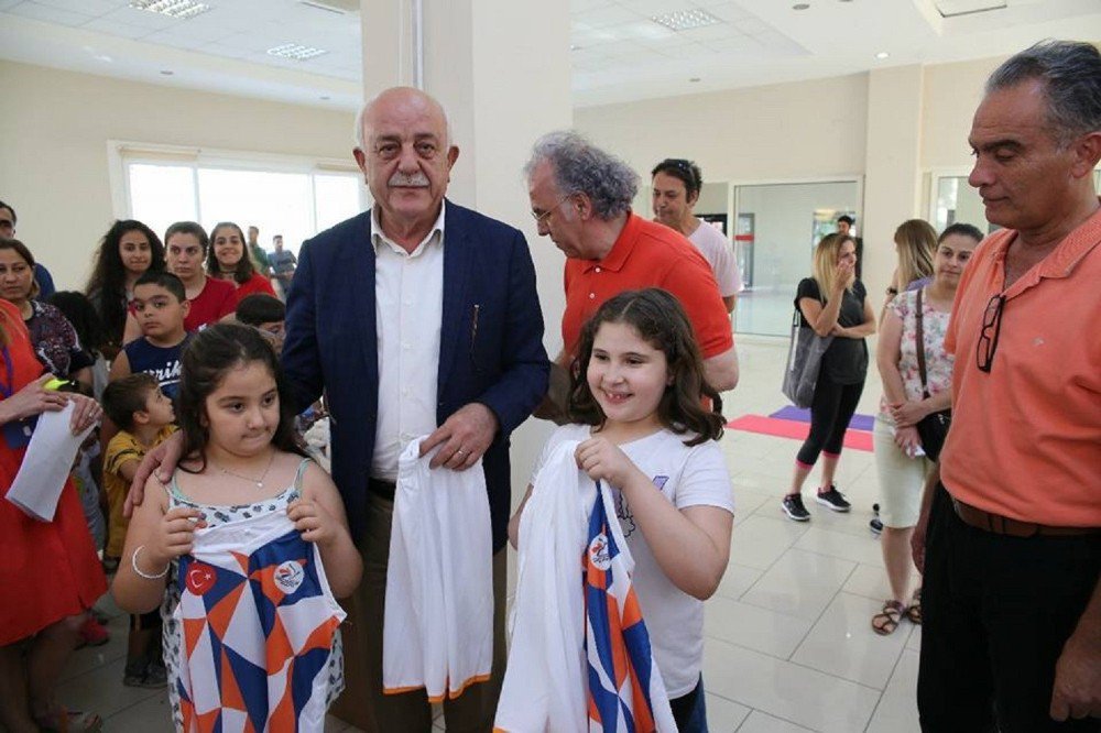 Başkan Seyfi Dingil’den Minik Sporculara Forma