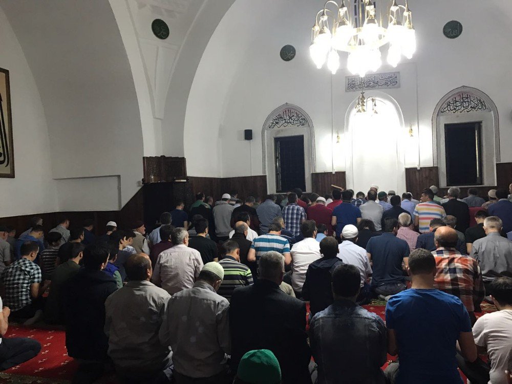 Kadir Gecesinde 625 Yıllık Orhangazi Camii Doldu Taştı