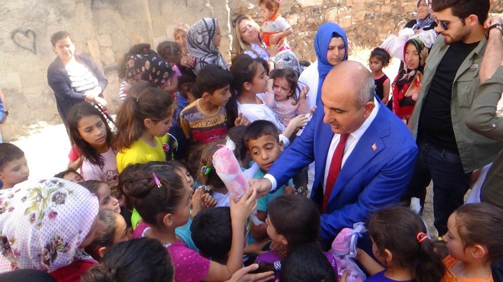 Kilis’te Bayram Öncesi Çocuklara Oyuncak Bebek Dağıtıldı