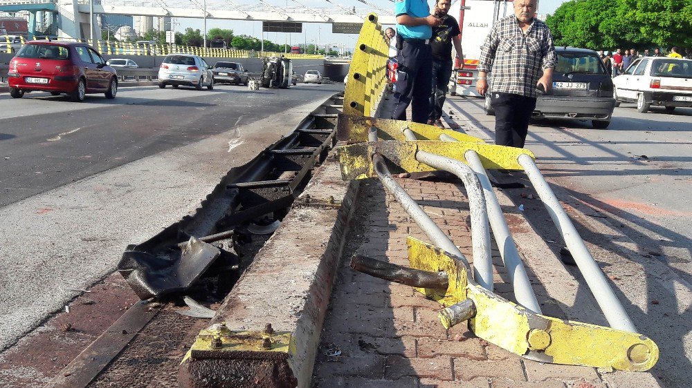 Hafif Ticari Araç Alt Geçit Bariyerine Çarptı: 1 Yaralı