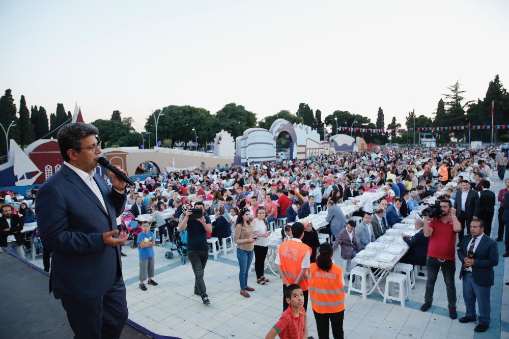 Kadir Gecesi’nde Binlerce Küçükçekmeceli Sokak İftarında Buluştu