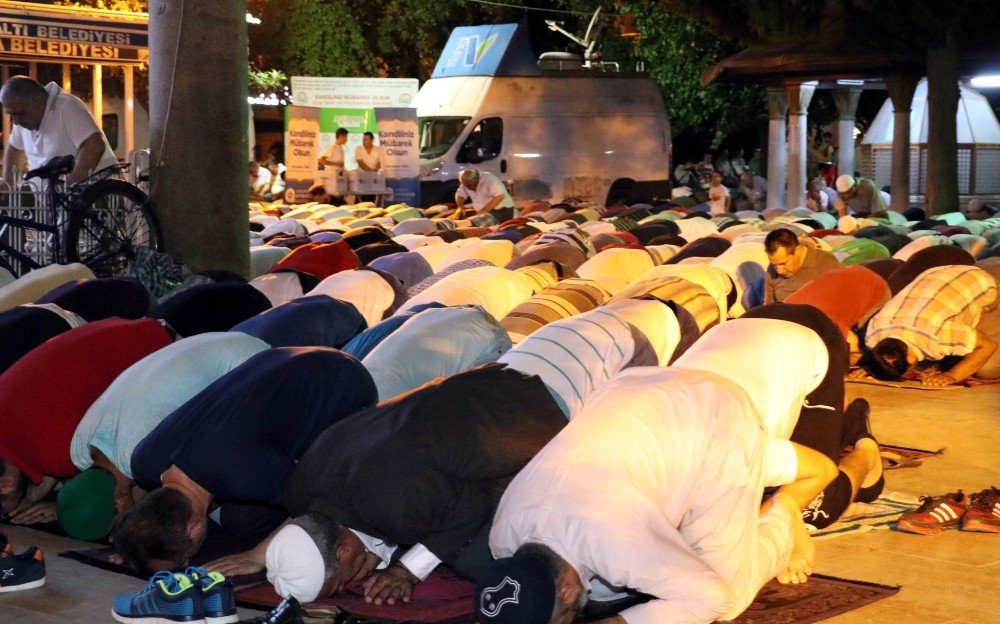 Kadir Gecesinde Antalya’da Camiler Doldu Taştı