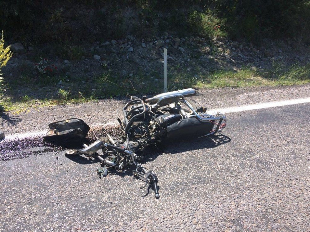 Manisa’da Motosiklet İle Otomobil Kafa Kafaya Çarpıştı: 3 Yaralı