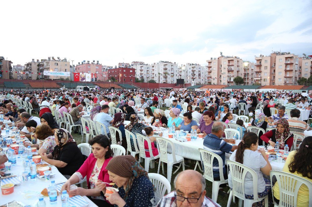 Toroslar’da Vatandaşlar İftarda Buluştu