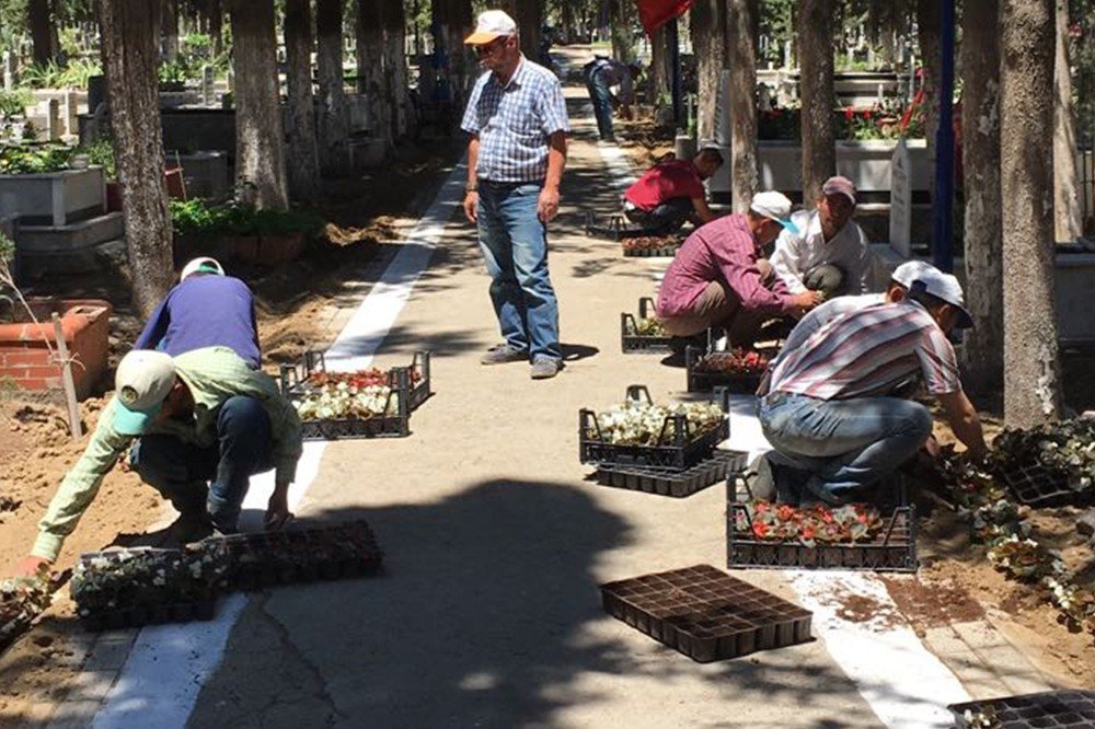 Burhaniye’de Mezarlıklar Bakıma Alındı