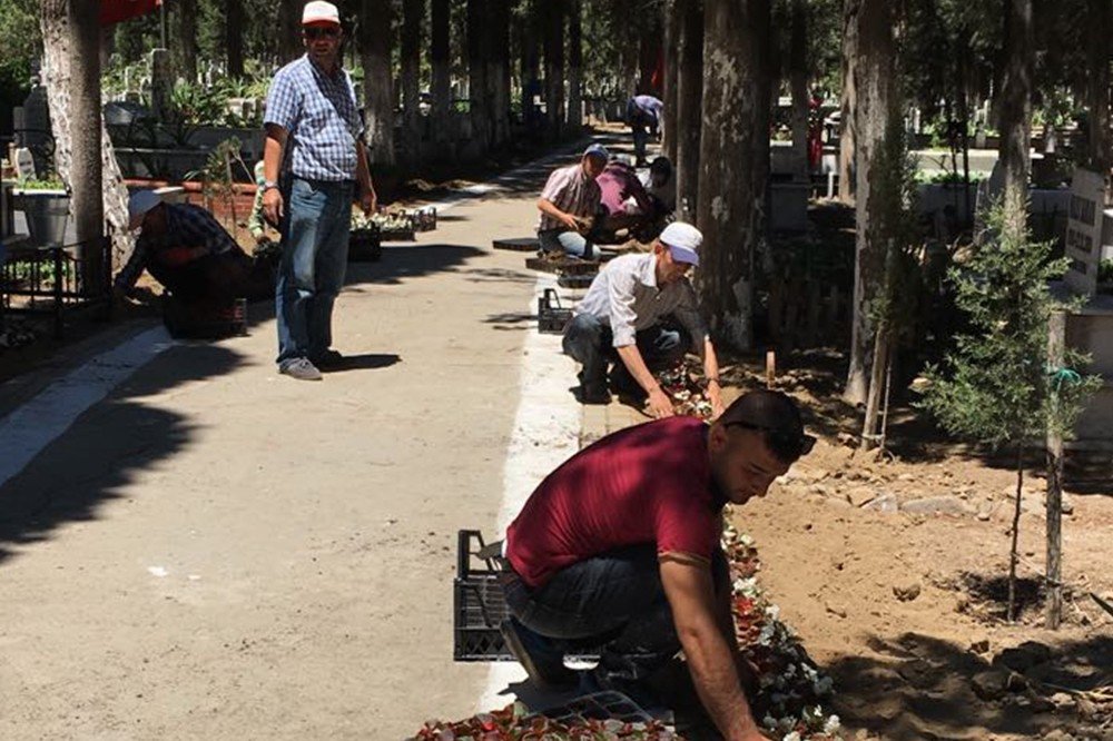 Burhaniye’de Mezarlıklar Bakıma Alındı