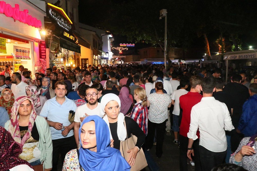 Eyüp “Kadir Gecesi”nde Buluşma Noktası Oldu