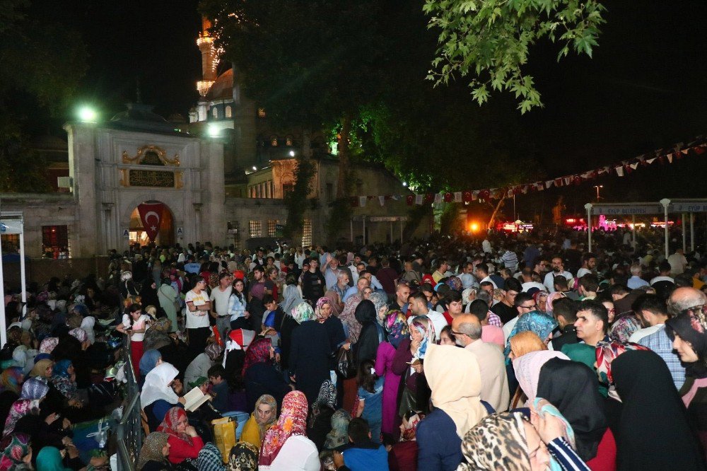 Eyüp “Kadir Gecesi”nde Buluşma Noktası Oldu