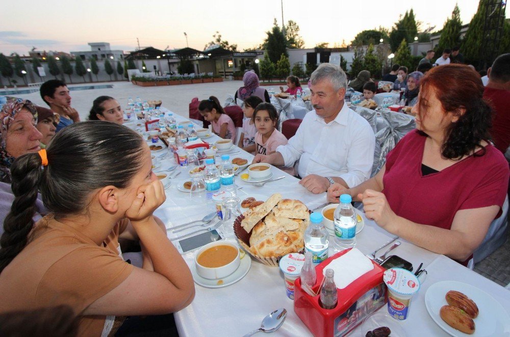 Saruhanlı’da Yetim Çocuklar İftarda Ağırlandı