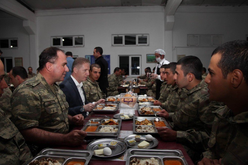 Vali Gül, Askerlerle Sahur Yaptı